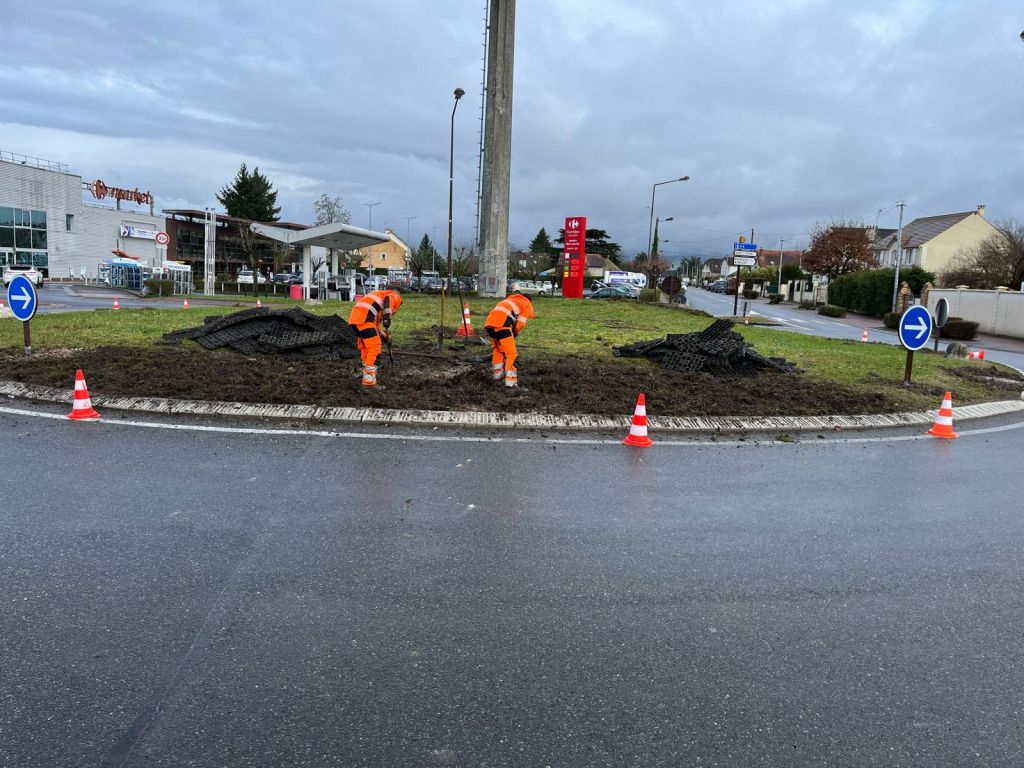 Remise en état et plantation du Rond point de Larchant..jpeg